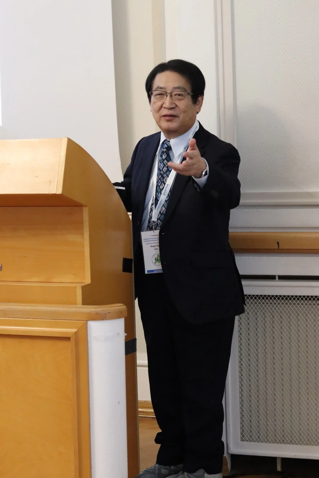 Prof. Shigeo Ohta speaking at the conference podium at Smolenice Castle