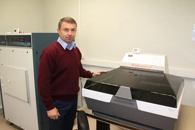 Prof. Oleh Pokotylo next to laboratory equipment at France’s CNRS in Strasbourg